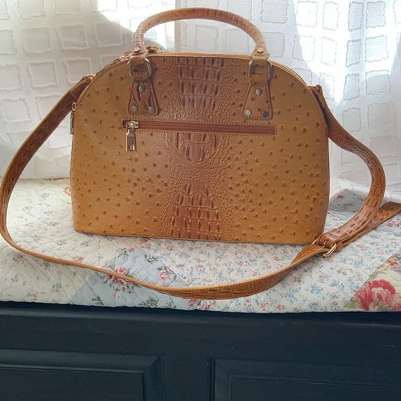 Alligator Textured Handbag - Picture 2 of 12